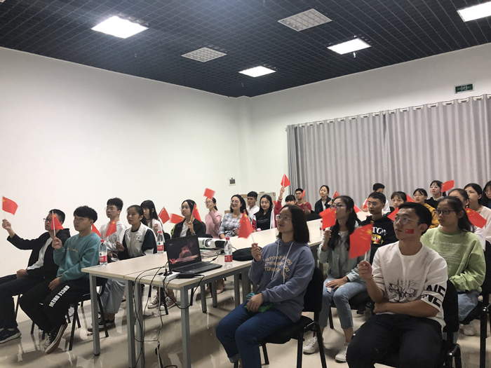 15700983712590.jpg 5、经济管理学院在校师生观看阅兵仪式.jpg