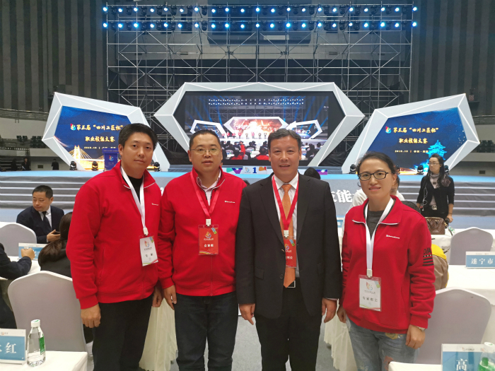 15724853214740.jpg 陈副校长与三位老师合影_meitu_1.jpg