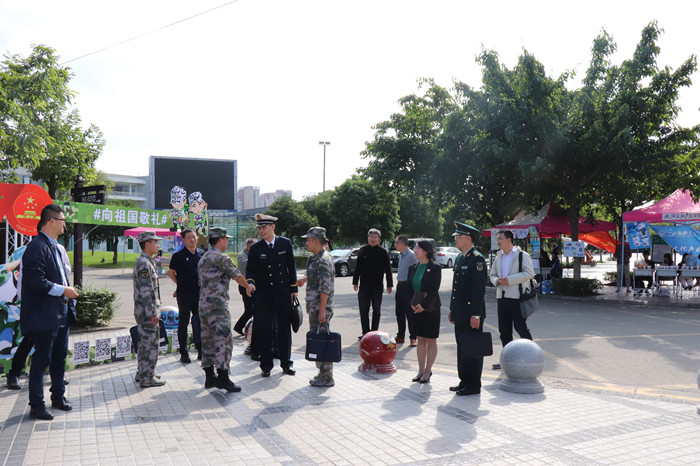 15710369141927.jpg 军训团教官与我校领导迎接视察领导_副本.jpg