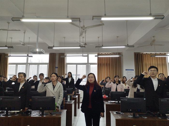 15730194569582.jpg 重温入党誓词_副本.jpg