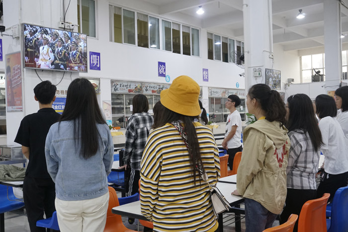 15700982878931.jpg 1、学校在校师生观看阅兵仪式.JPG