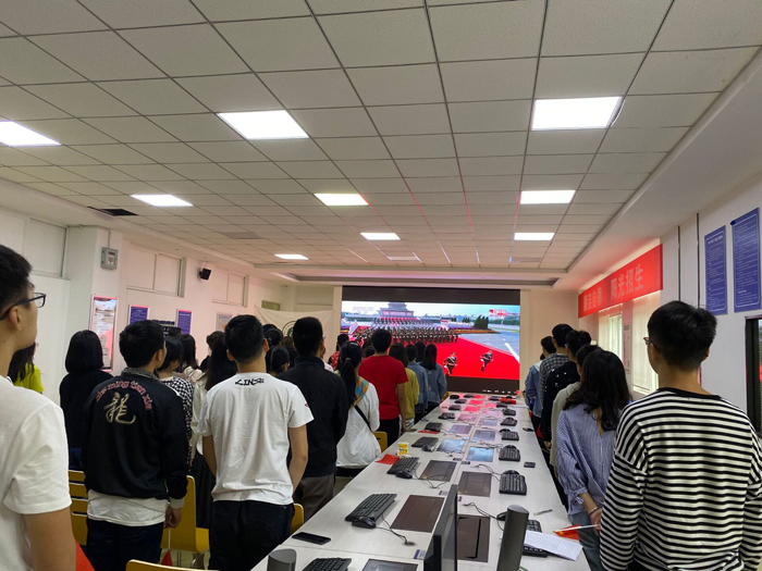 15700983466557.jpg 4、信息与工程学院在校师生观看阅兵仪式.jpg